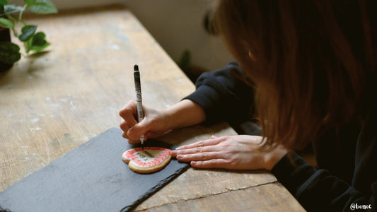 Les cadeaux faits main : pourquoi touchent-ils plus que les cadeaux classiques ?